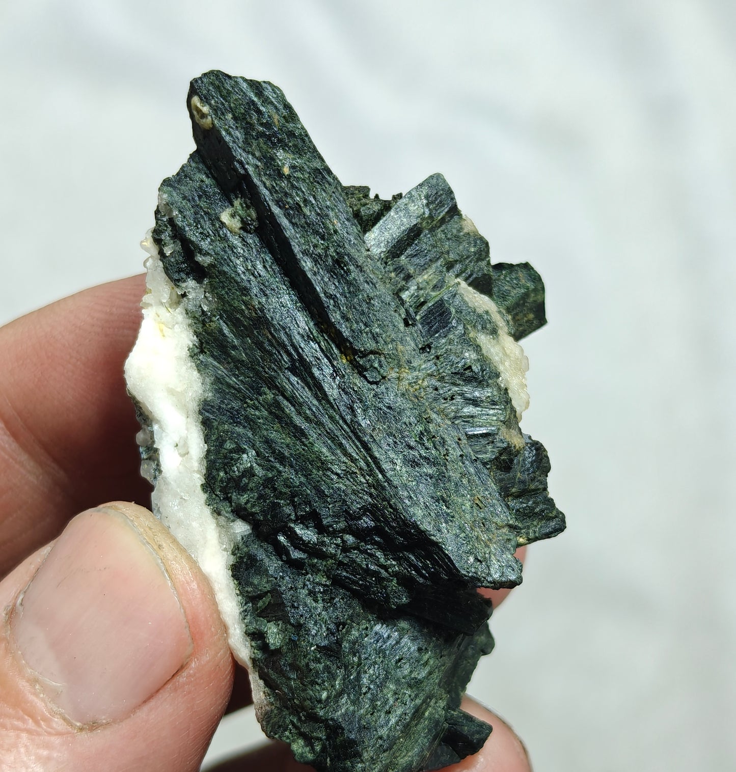 Single beautiful aesthetic aegirine crystals cluster specimen 39 grams