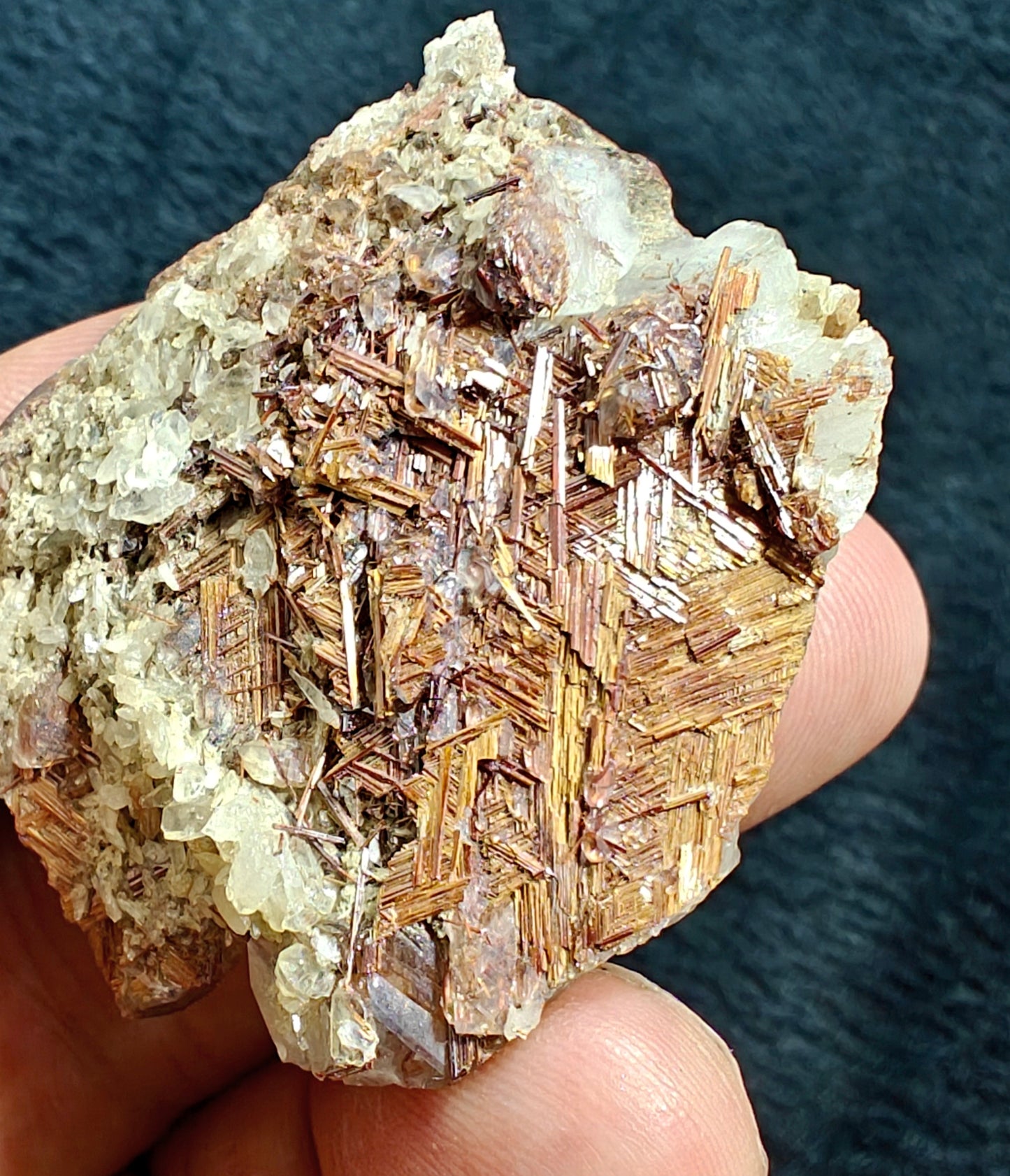 Natural Quartz Crystal with Rutiles Saginite 36 grams
