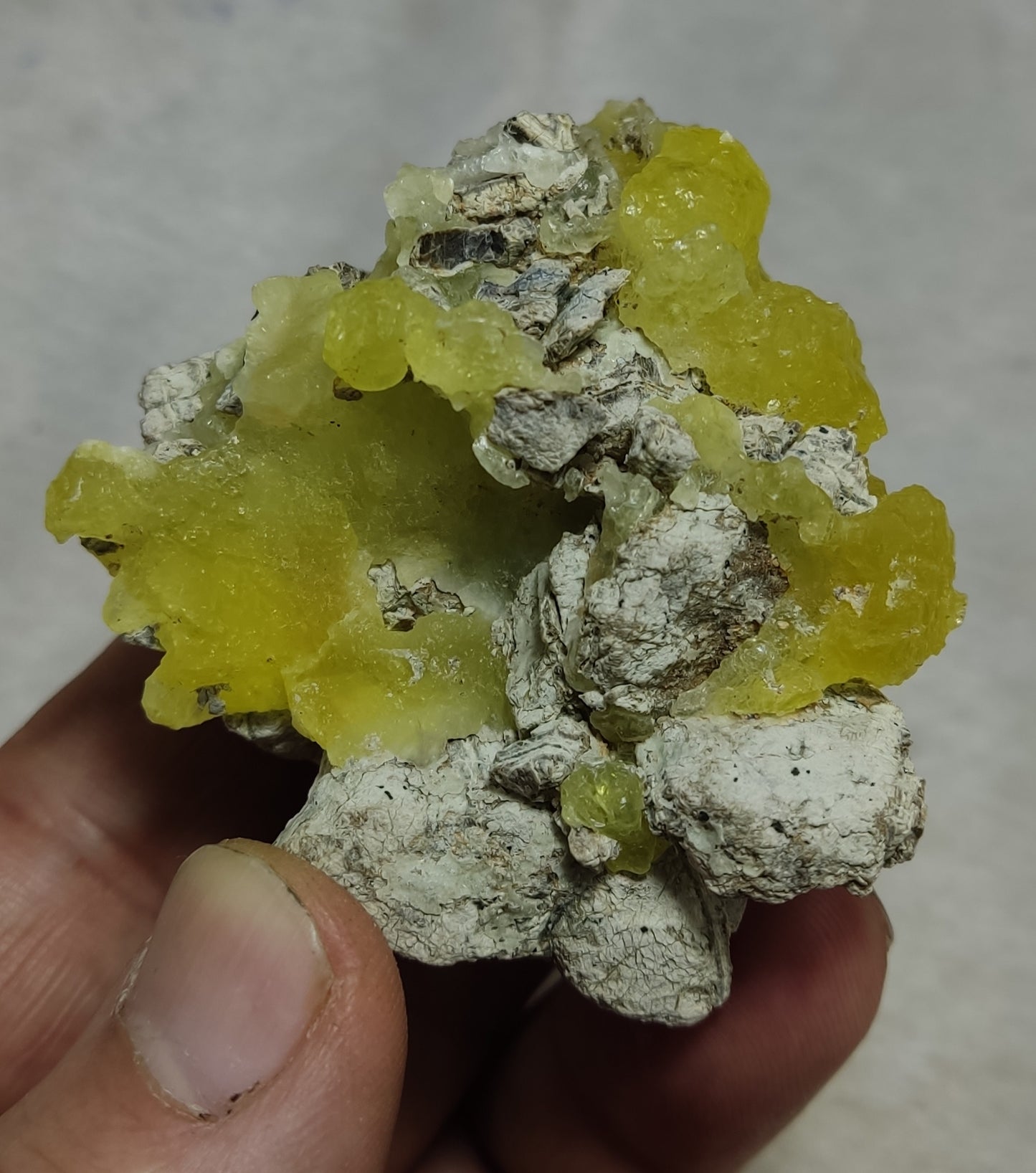 Natural yellow color Brucite 88 grams