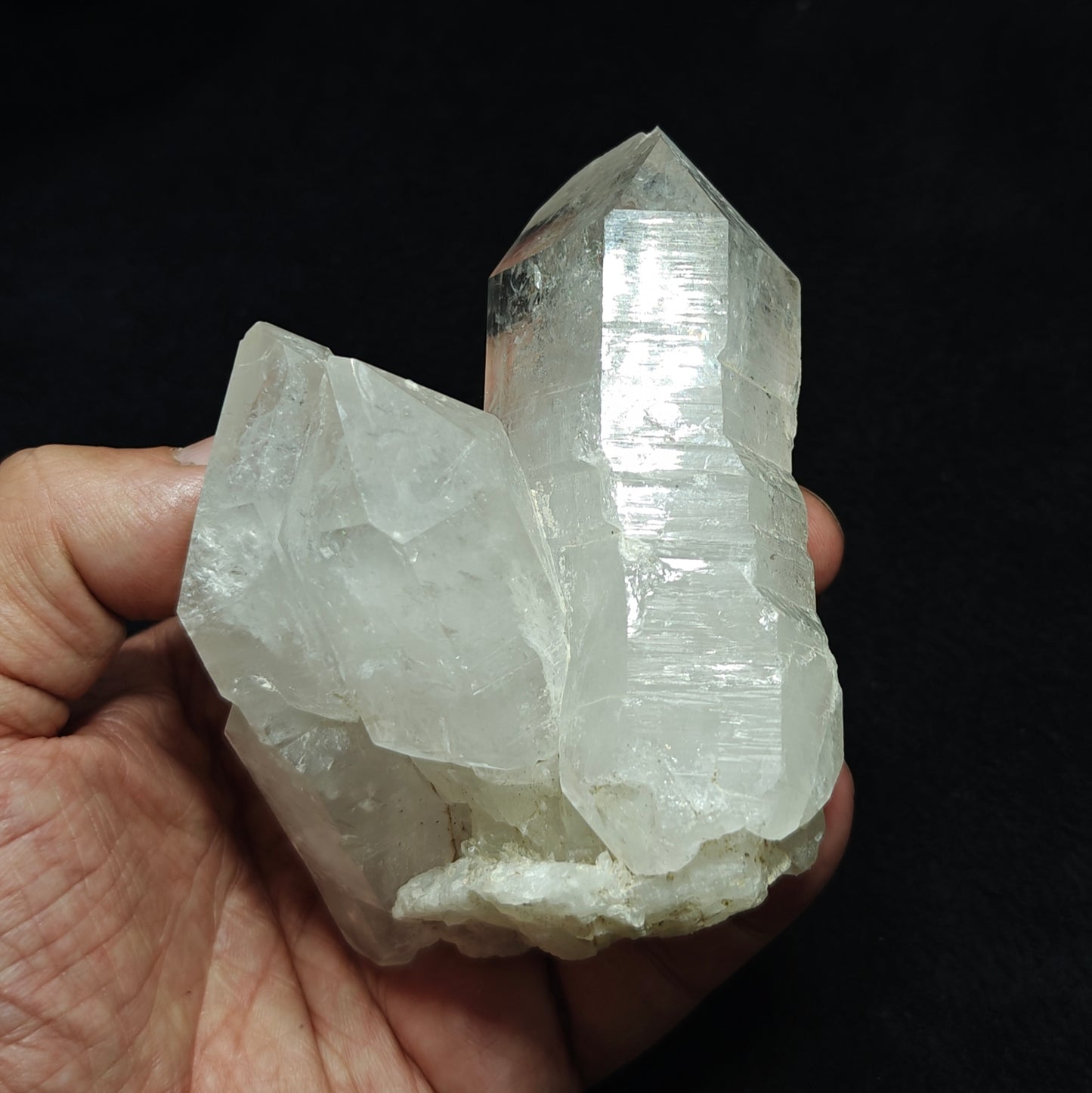 An amazing specimen of beautifully terminated quartz Crystals 433 grams