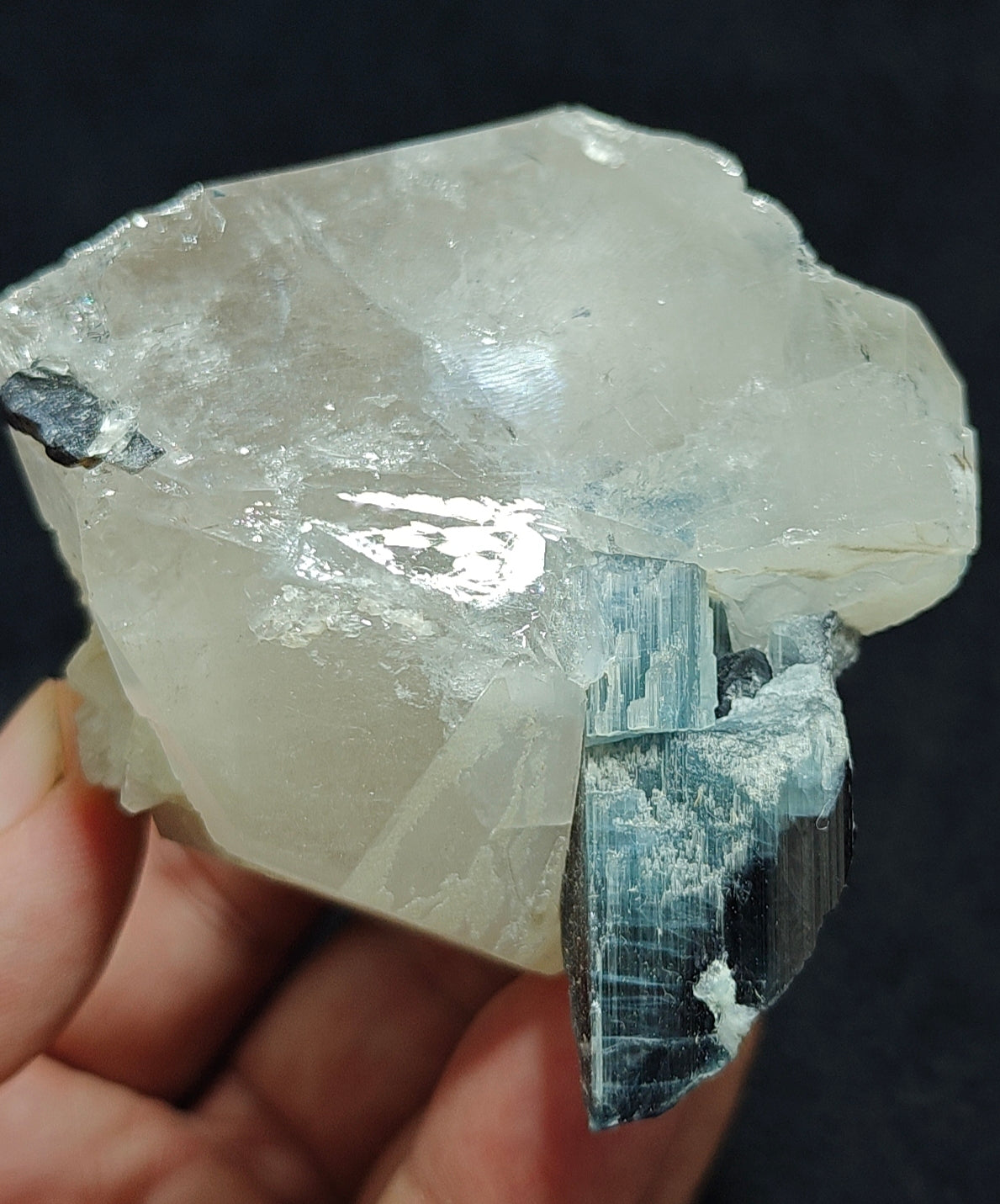 An amazing beautiful specimens of indicolite color Tourmaline embedded in terminated quartz 252 g