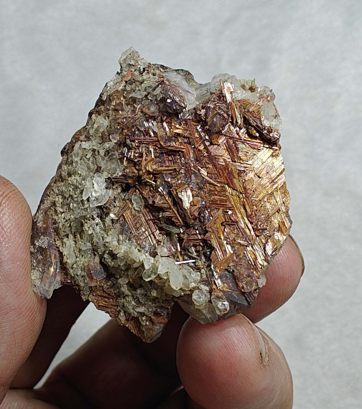 Natural Quartz Crystal with Rutiles Saginite 36 grams