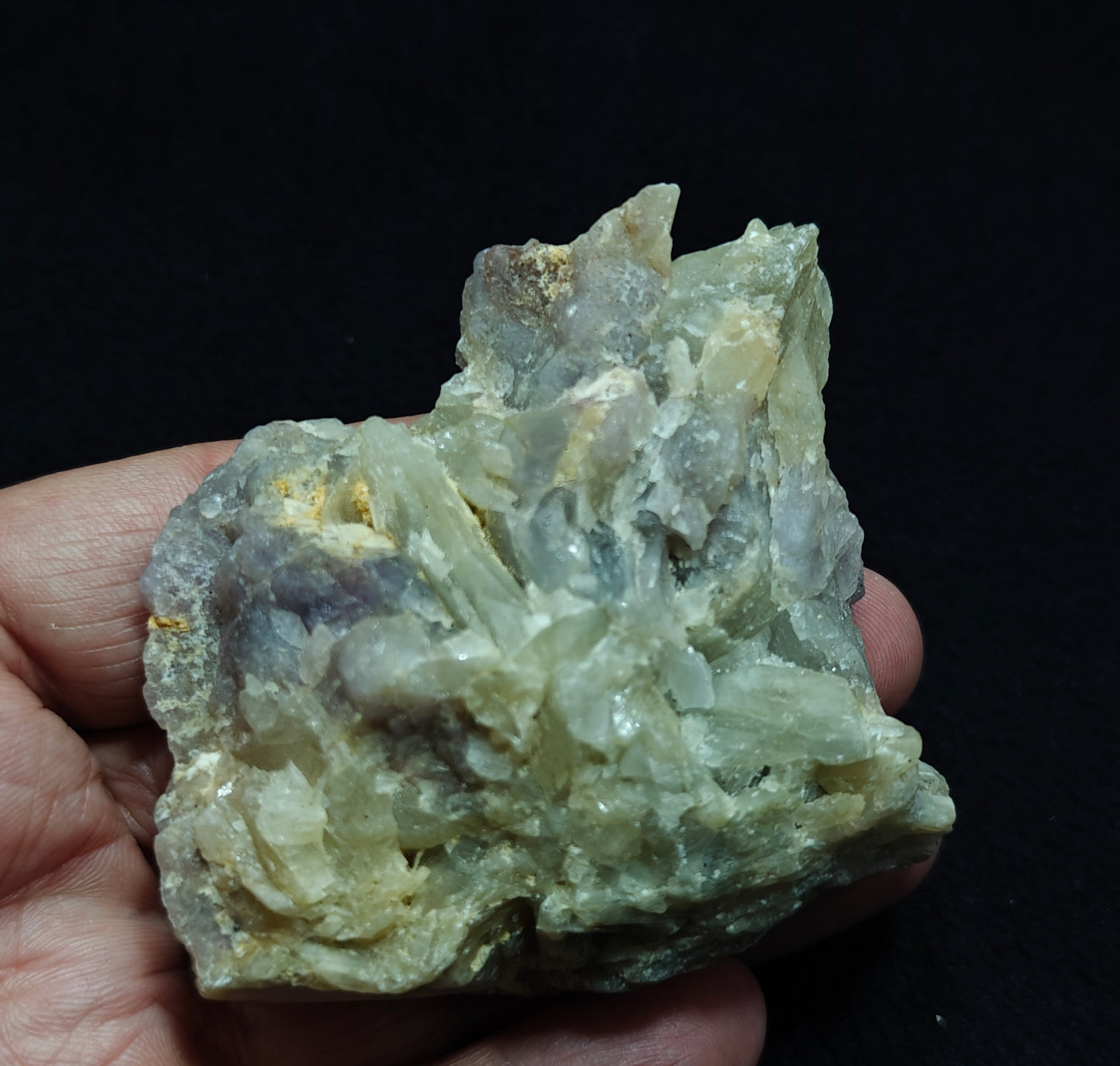 UV reactive tenebrescent Fluorescent Hackmanite with Richterite 143 grams