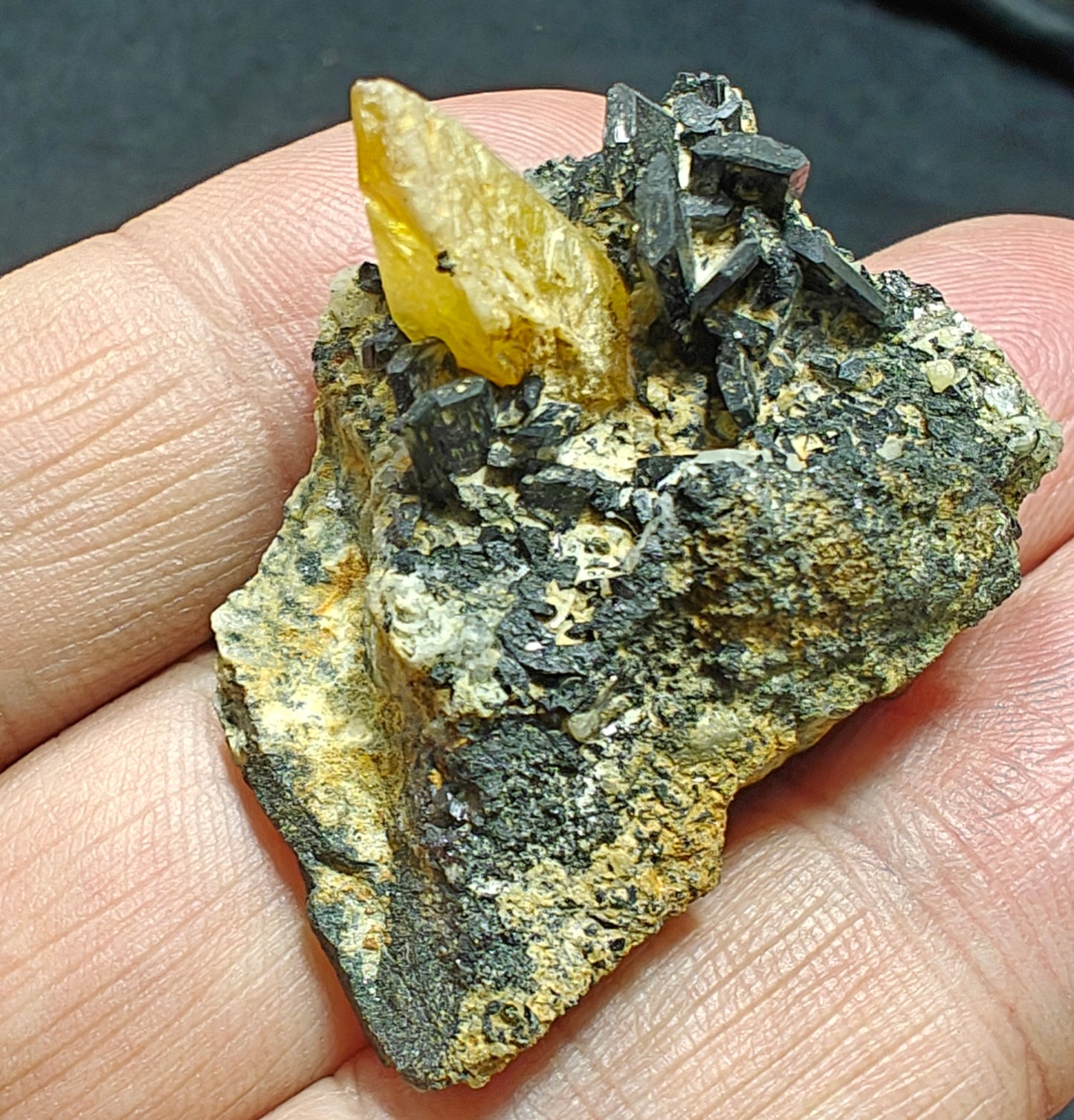 Titanite sphene with actinolite or aegirine on matrix 21g