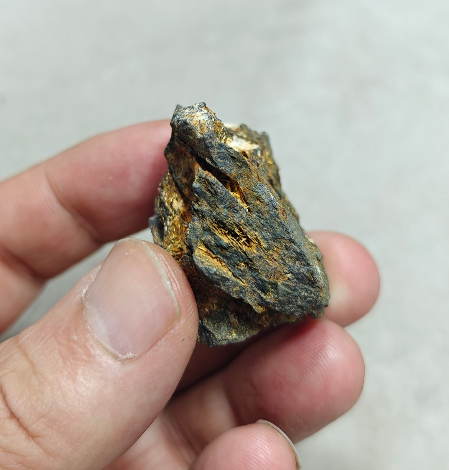 Rutiles on hematite 46 grams