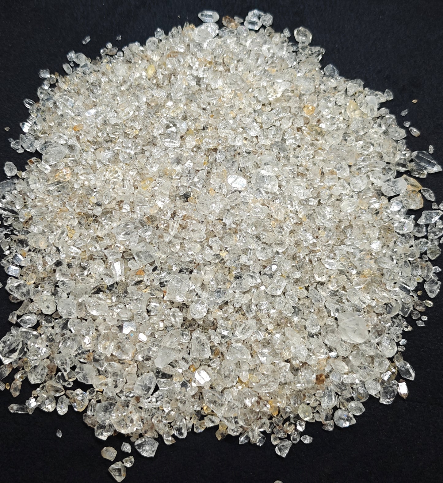 700 grams partly fluorescent diamond quartz crystals collection