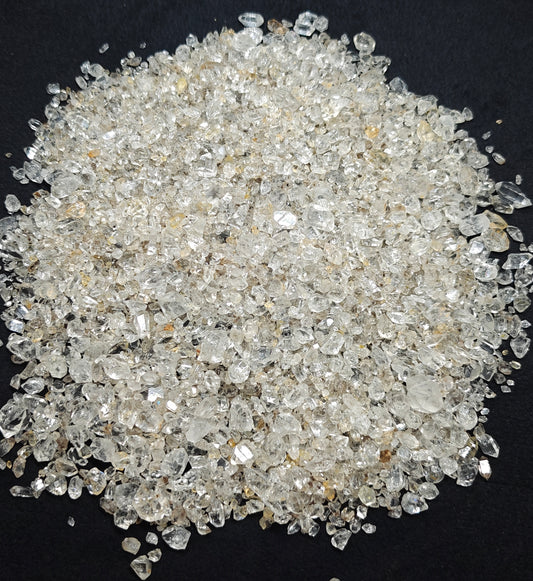 700 grams partly fluorescent diamond quartz crystals collection