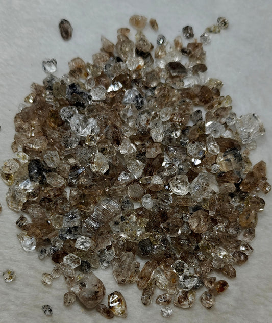 70 gram Fluorescent Diamond Quartz crystals with petroleum and Carbon inclusions