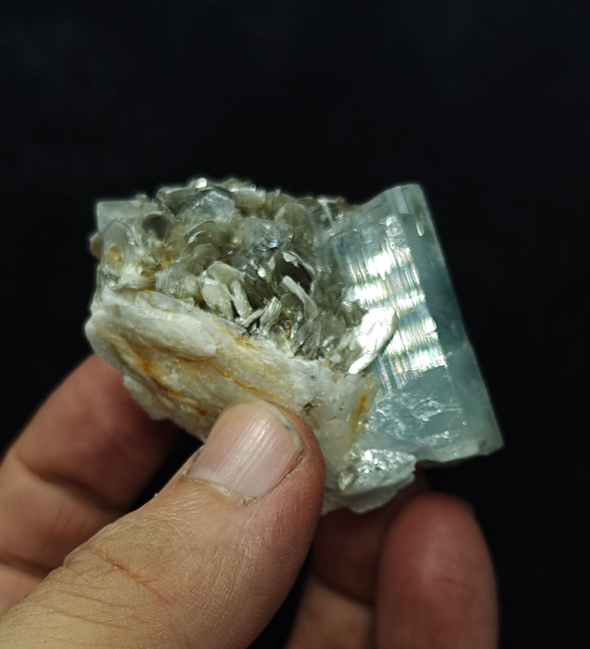 Aquamarine Specimen with associated Muscovite and Fluorite 82 grams
