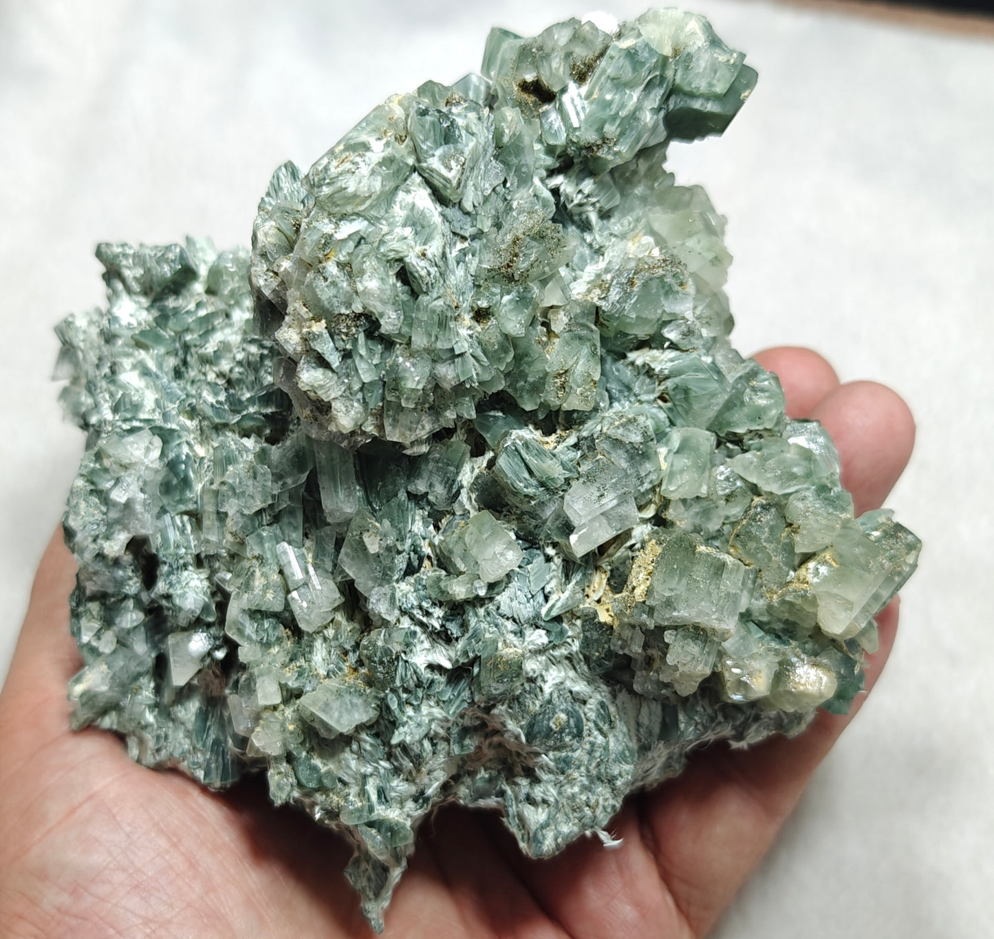 Periclene Albite with byss-olite inclusions 1050 grams