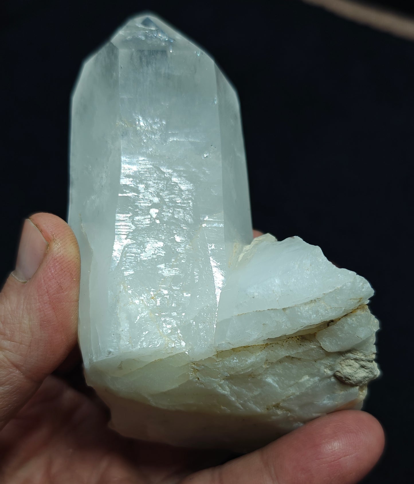 Natural Quartz Crystal self standing 323 grams