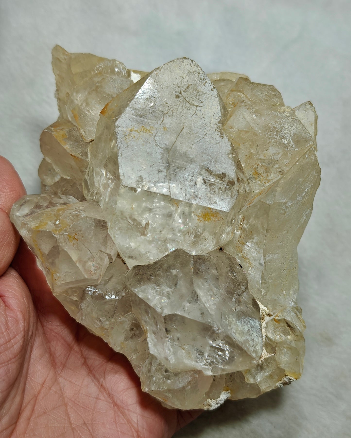Quartz crystals having gwindle like formations 694 grams