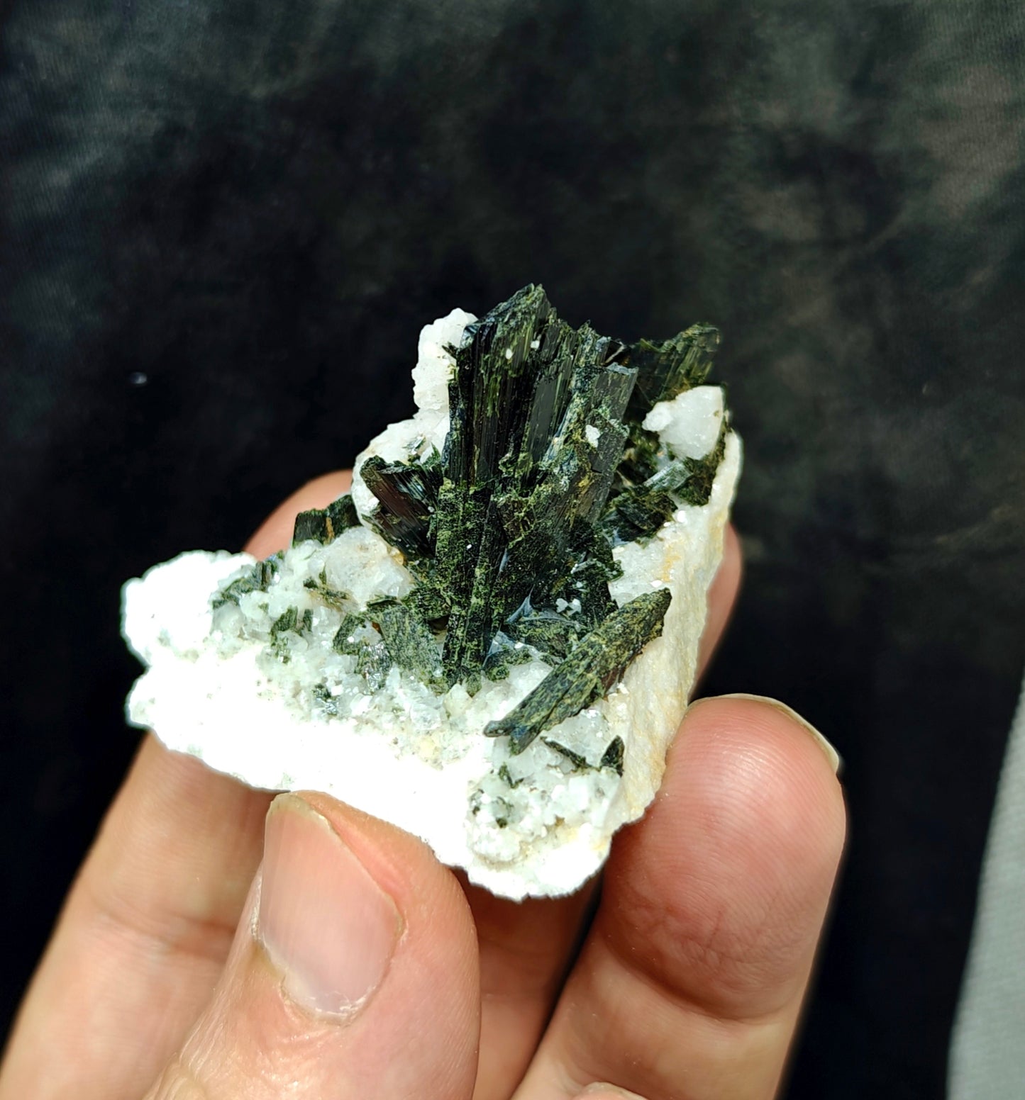 Single beautiful aesthetic aegirine crystals specimen 44 grams