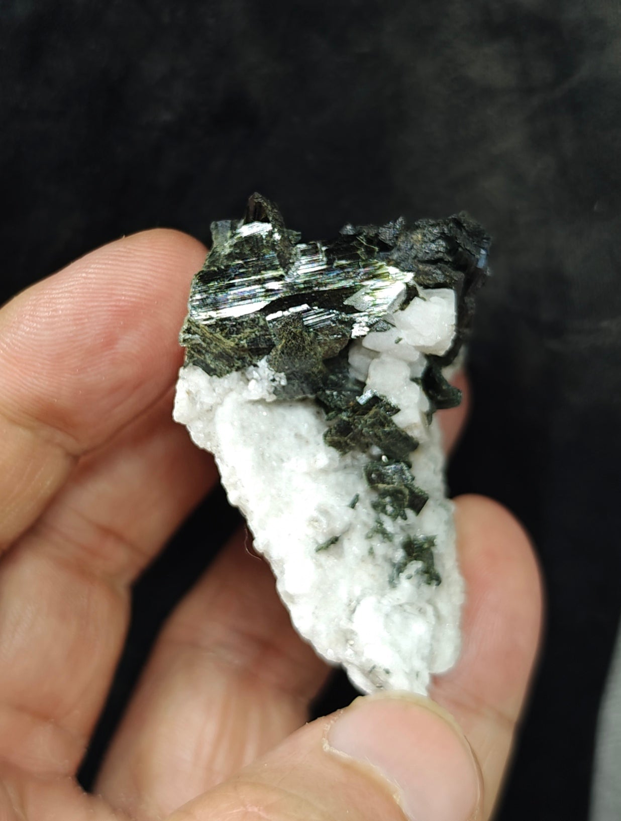 Single beautiful aesthetic aegirine crystals specimen 44 grams