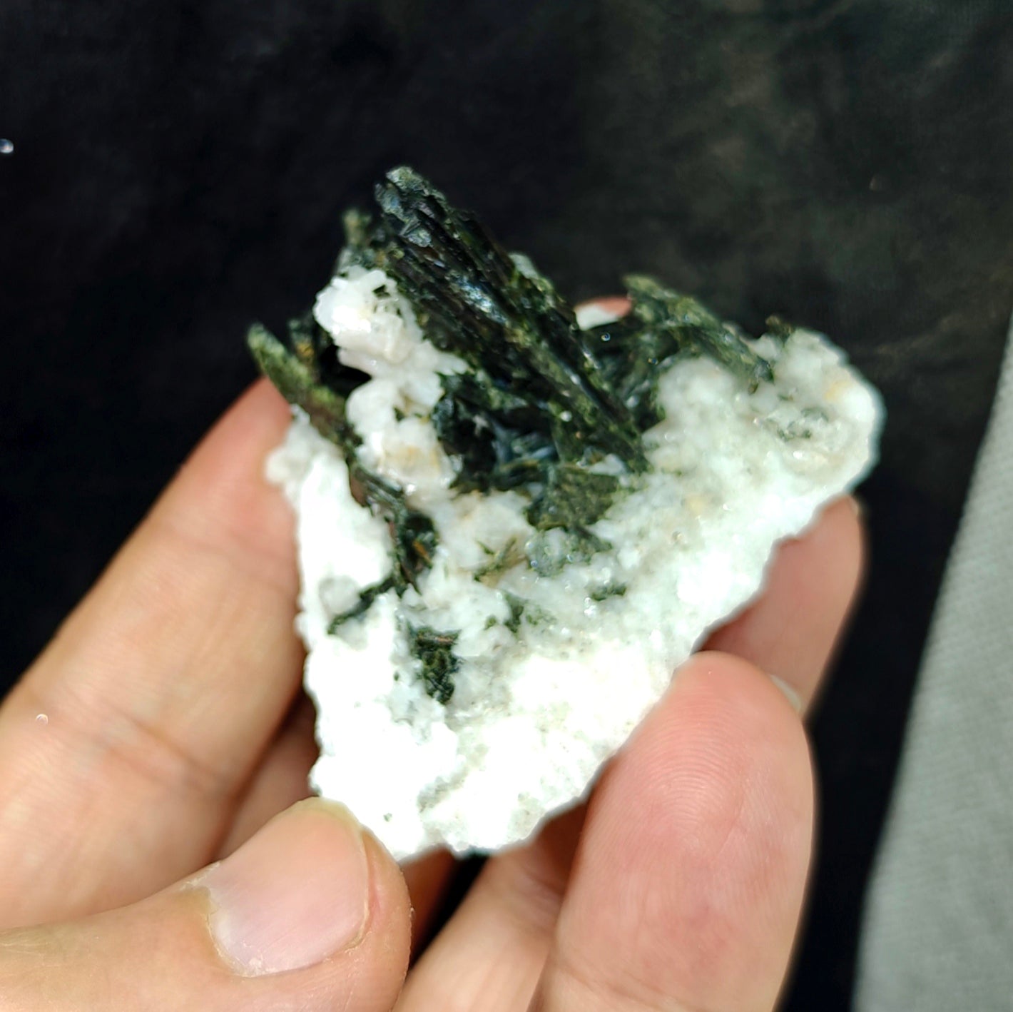 Single beautiful aesthetic aegirine crystals specimen 44 grams