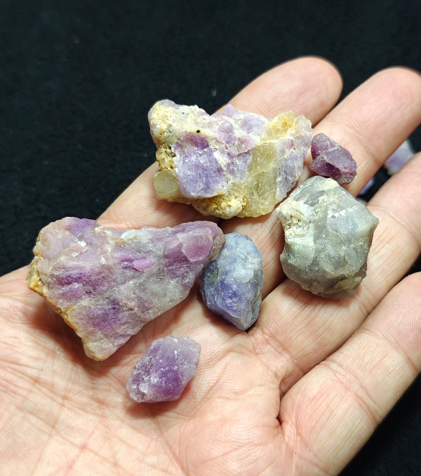 Rough Hackmanite Highly Tenebrescent Lot 100 grams