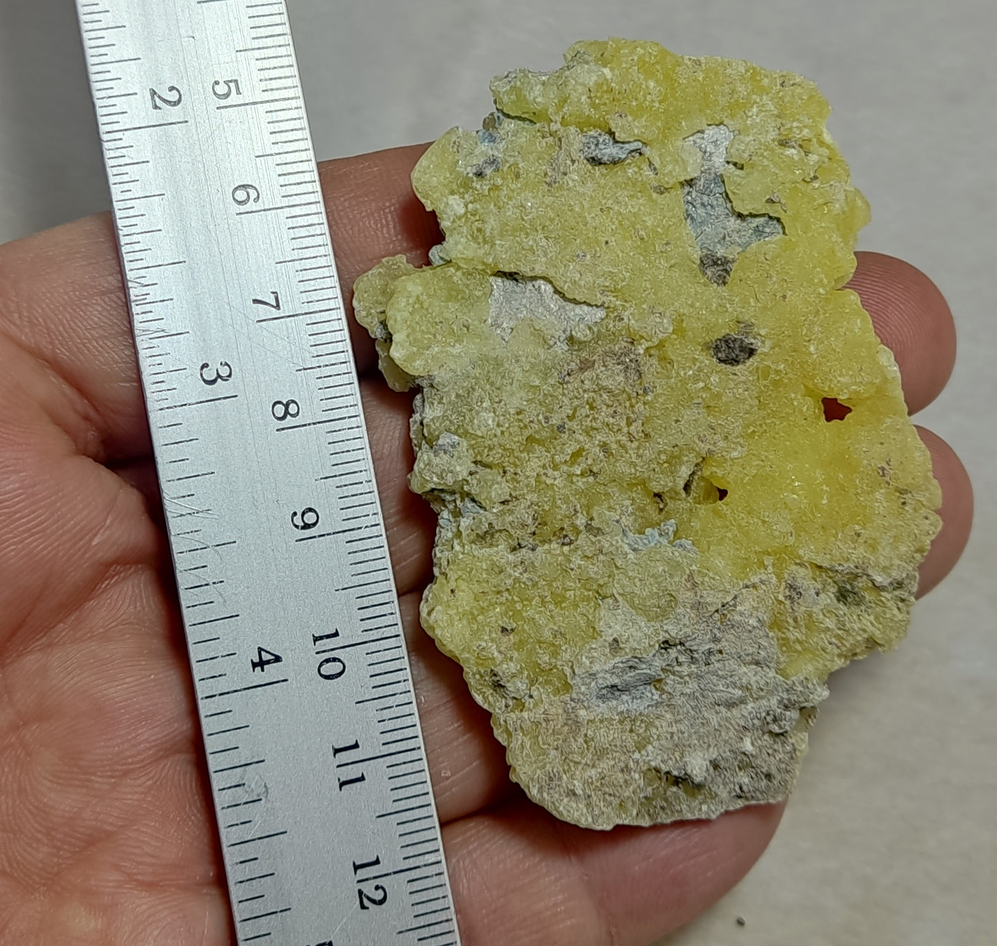 Natural yellow color Brucite 33 grams