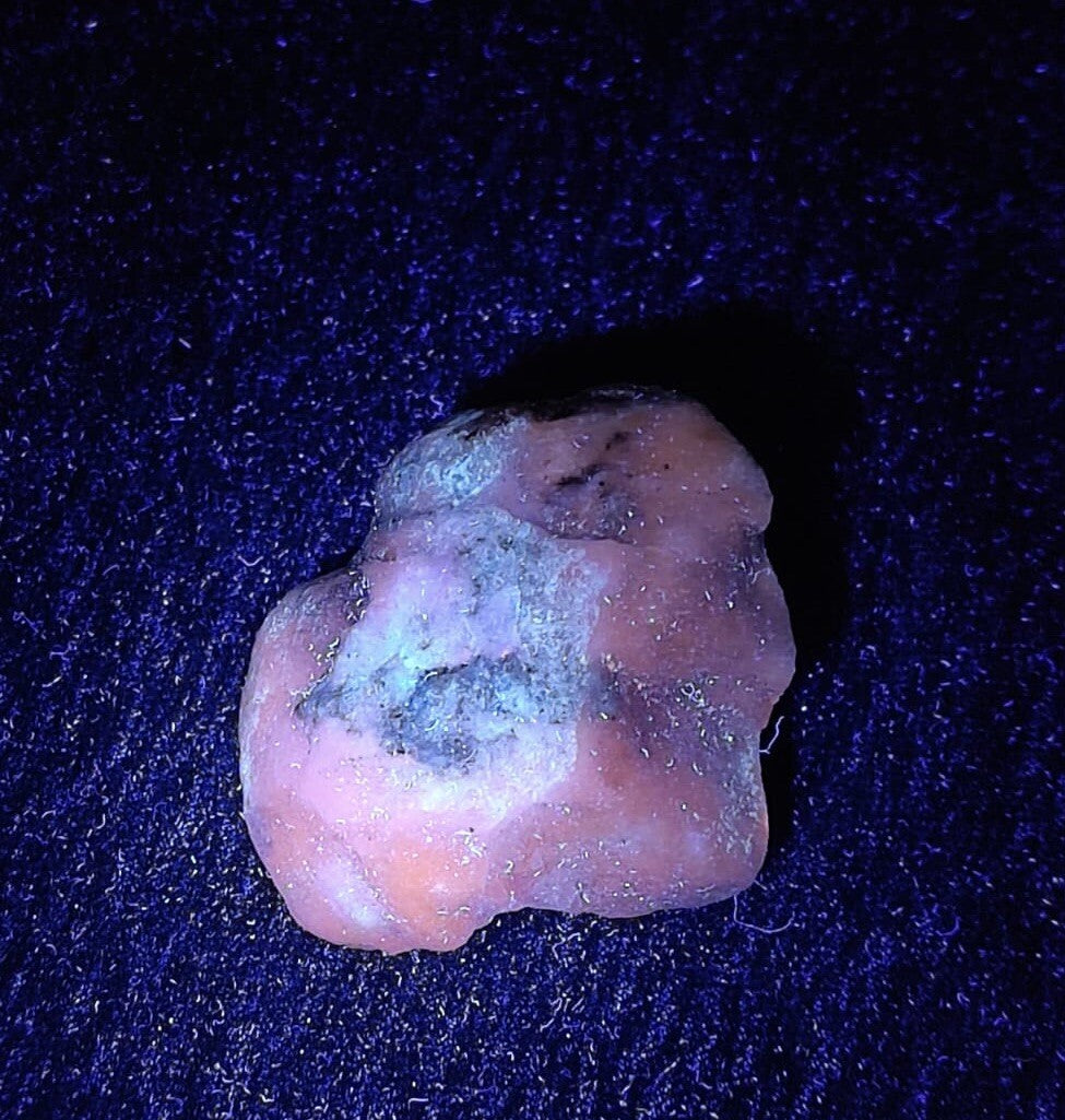 Natural Florescent Hackmanite 31 Grams.