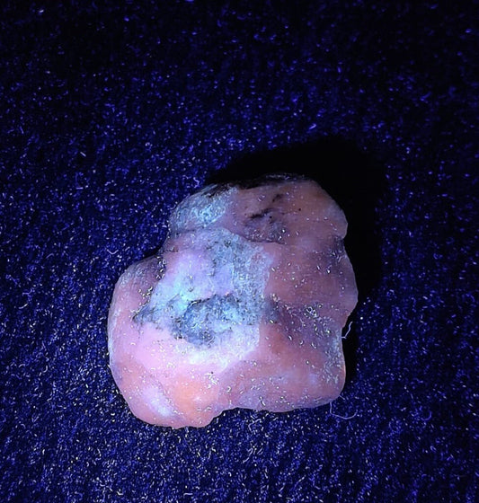 Natural Florescent Hackmanite 31 Grams.