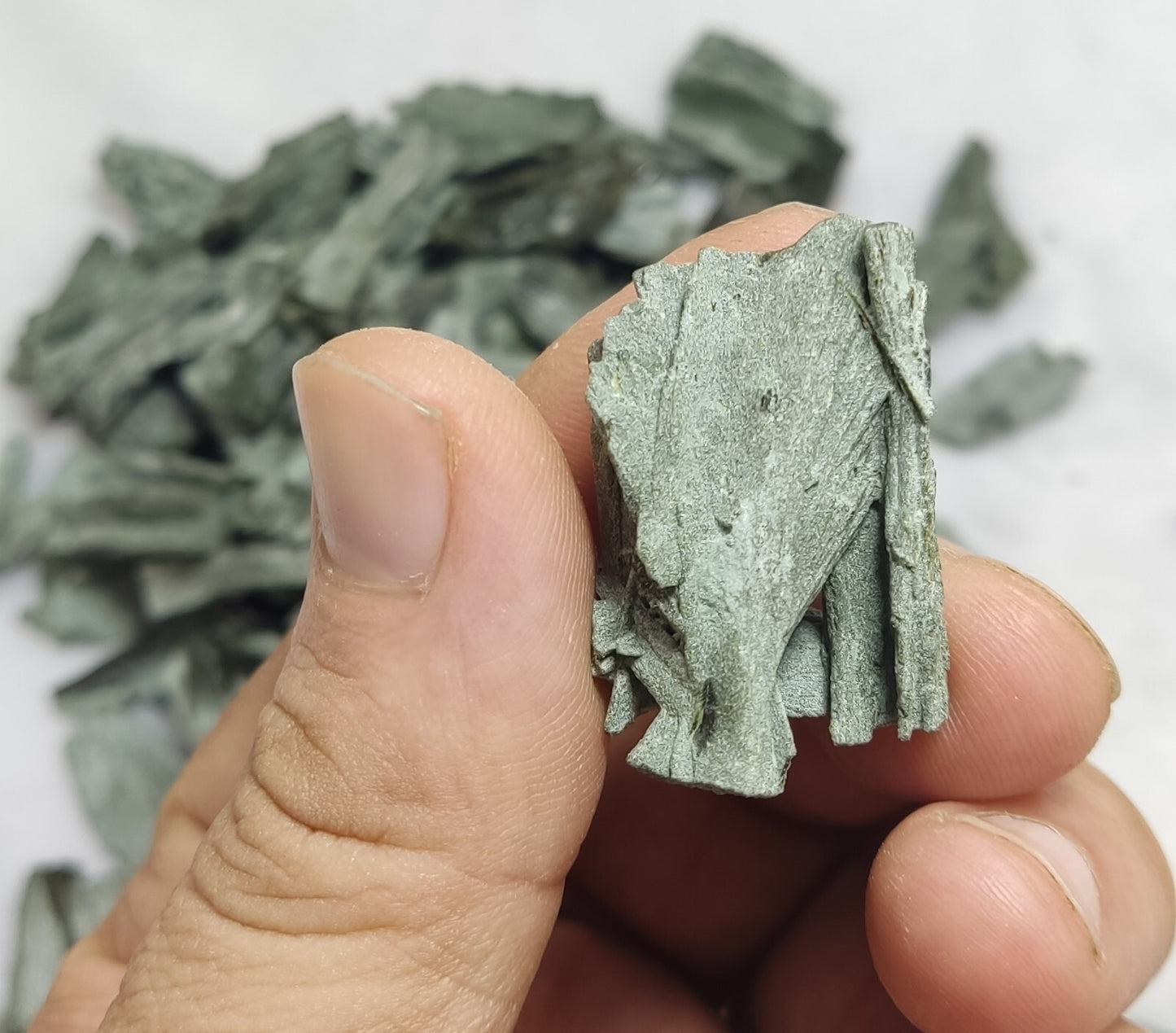 440 grams Natural epidote crystals