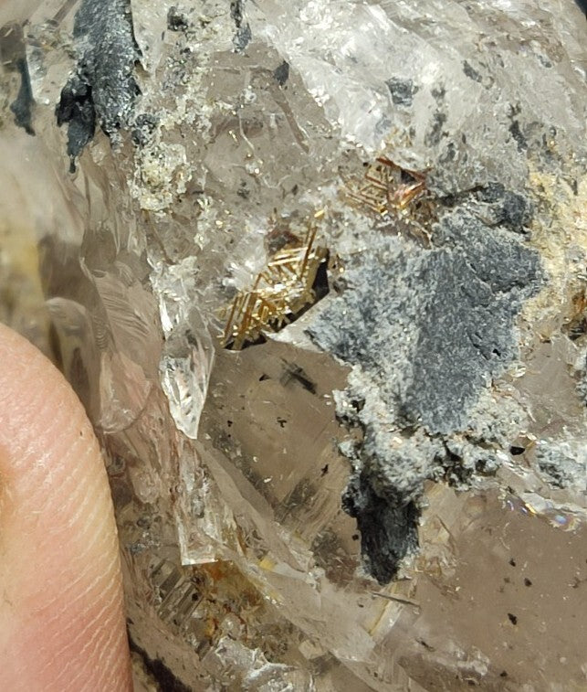 Natural Double terminated Quartz with Rutiles Saginite 99 grams