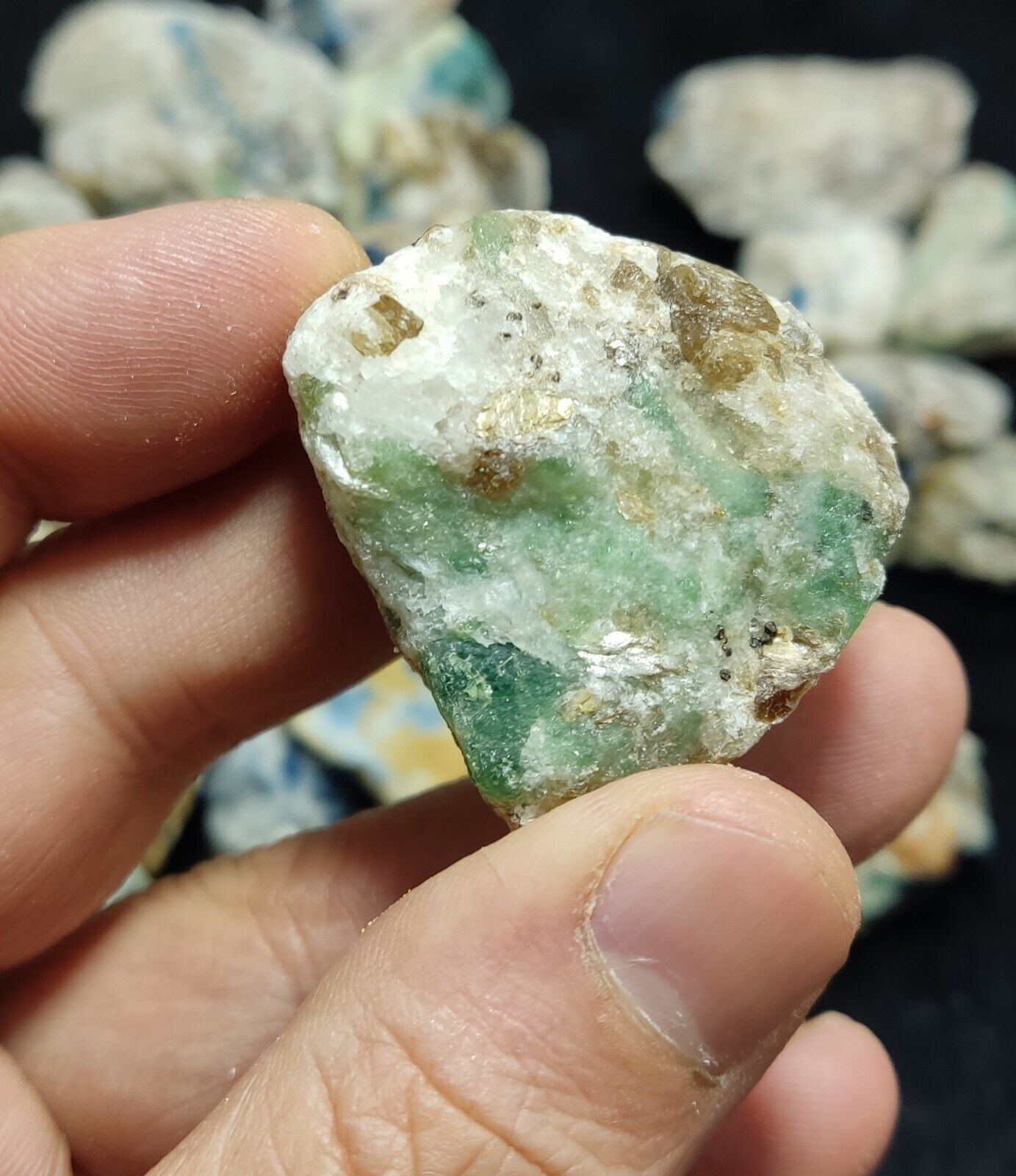 1000 grams Fluorescent rough lazurite/hayune/sodalite