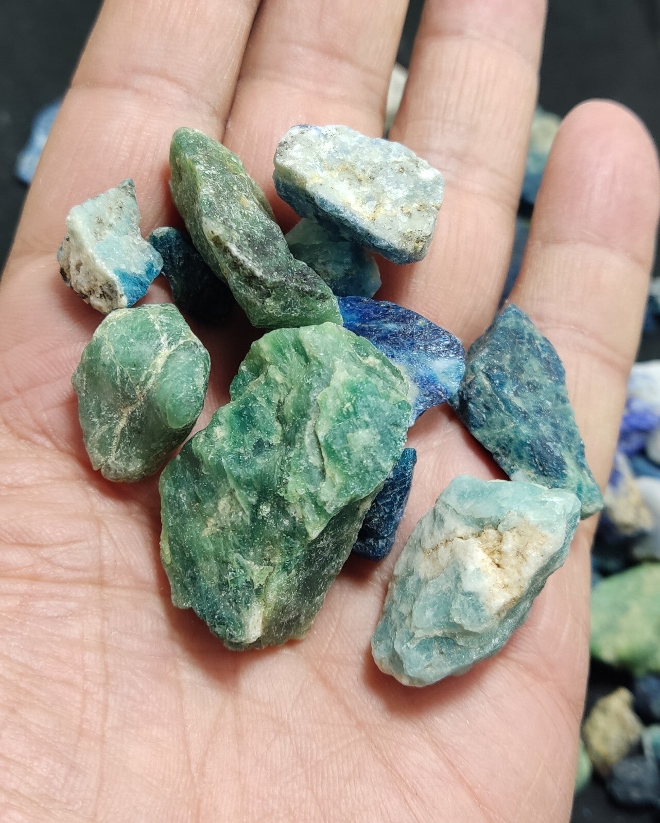 700 grams fluorescent lazurite