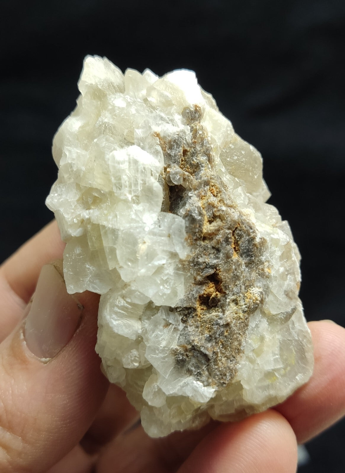 An amazing specimen of calcite 88 grams
