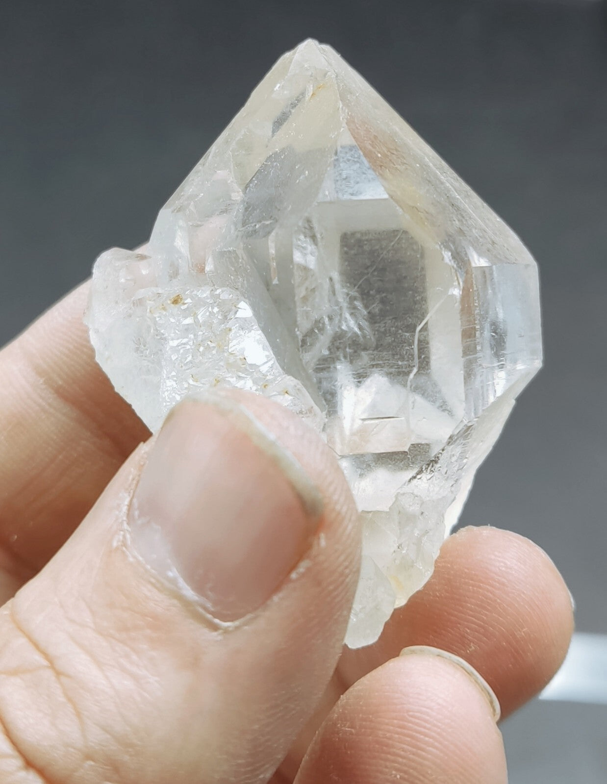 An Aesthetic terminated specimen of Quartz crystal 77 grams