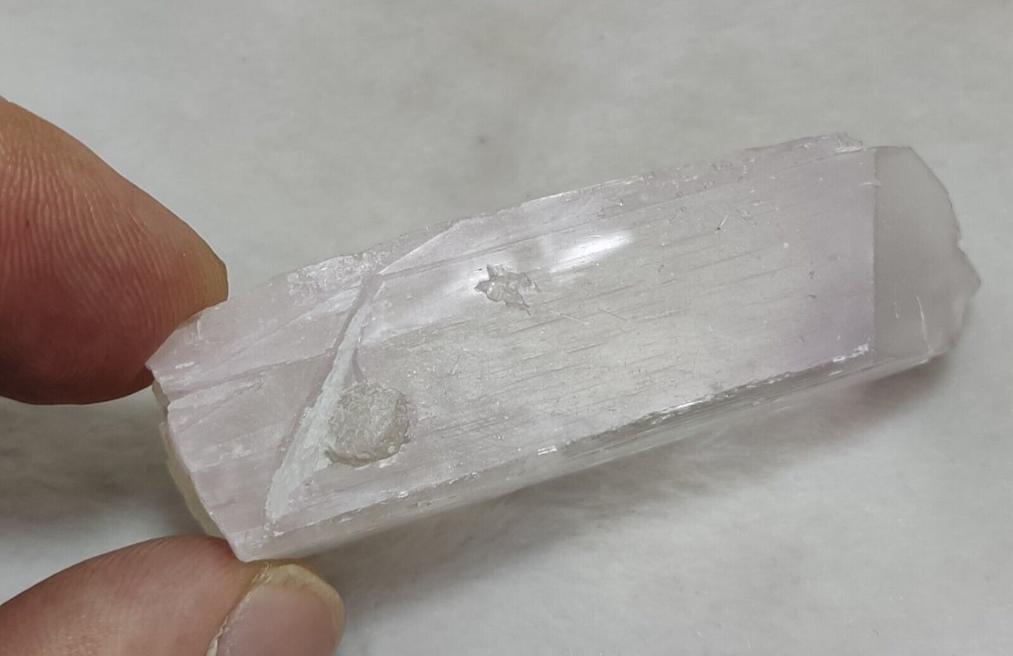 A very Aesthetic Natural spodumene kunzite triphane crystal 39 grams