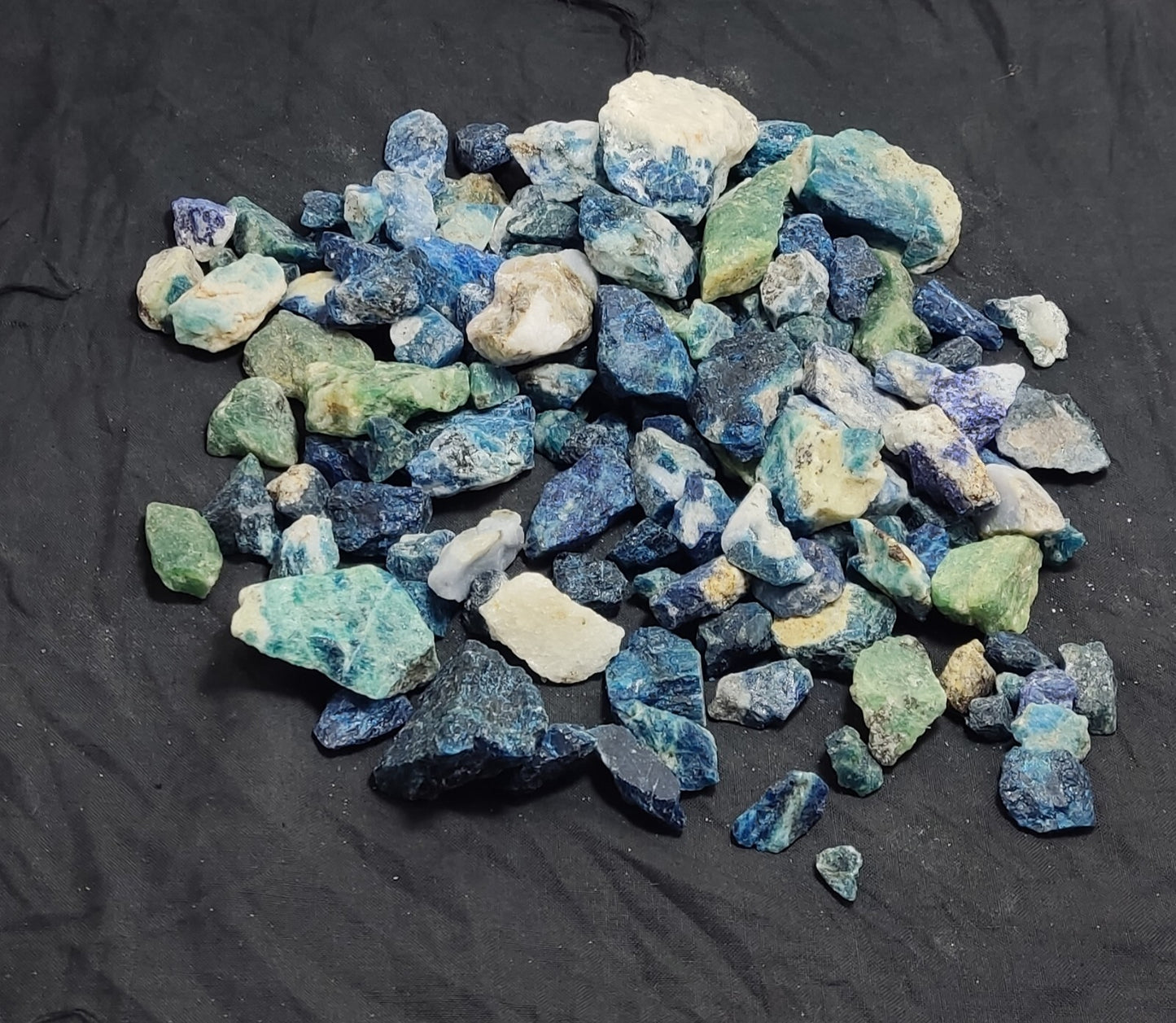 700 grams fluorescent lazurite