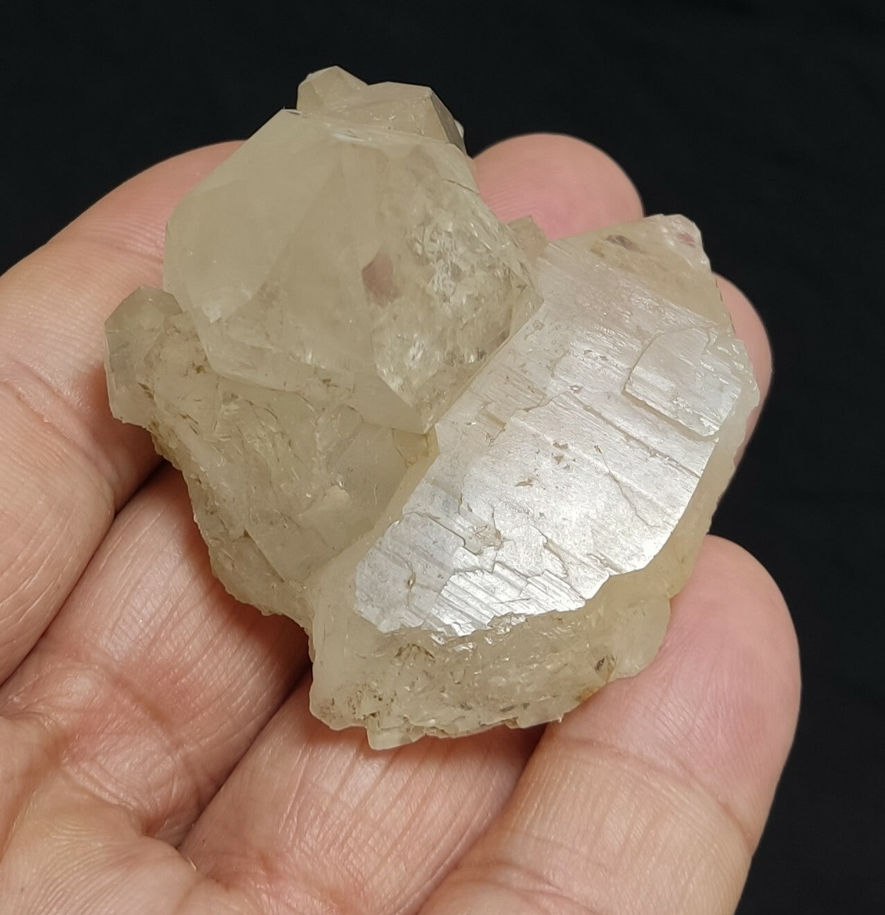 An aesthetic specimen of terminated Quartz crystals cluster 86 grams