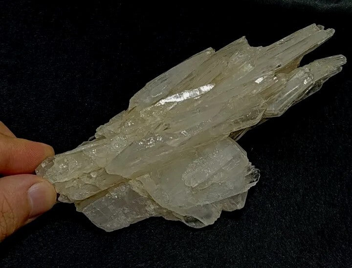 Very Aesthetic Faden Like Quartz Crystal Cluster 409 grams