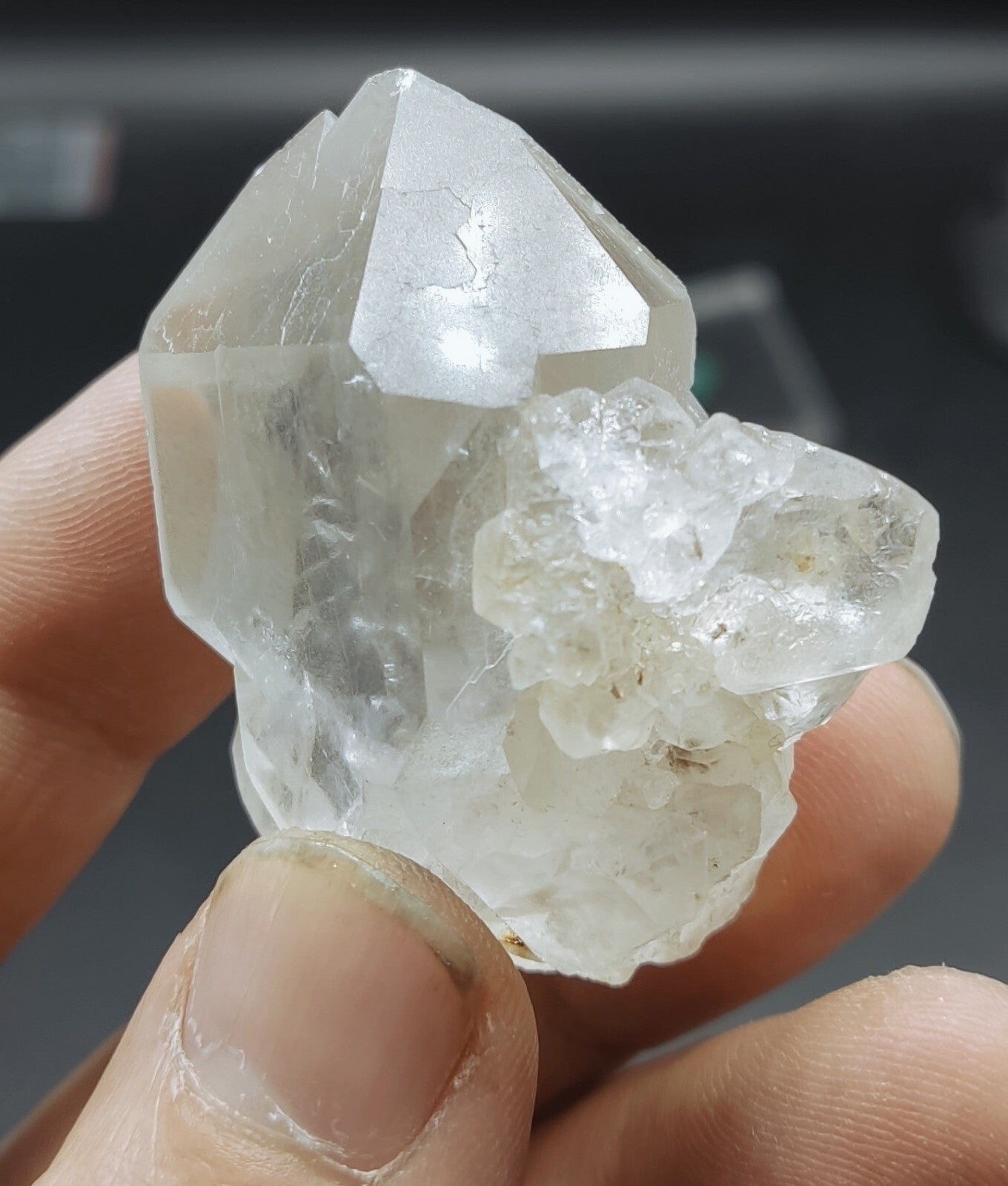 An Aesthetic terminated specimen of Quartz crystal 59 grams
