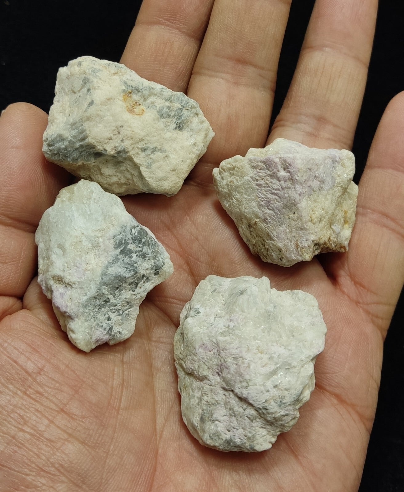 109 grams Natural rough Hackmanite