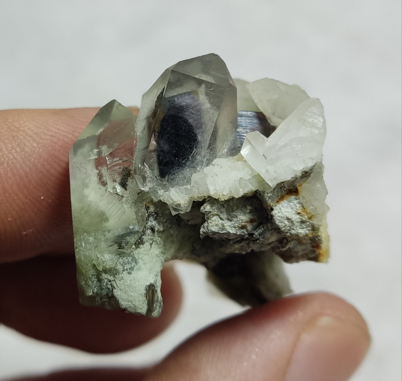 A very Aesthetic Natural terminated Chlorite-brookite Quartz 27 grams