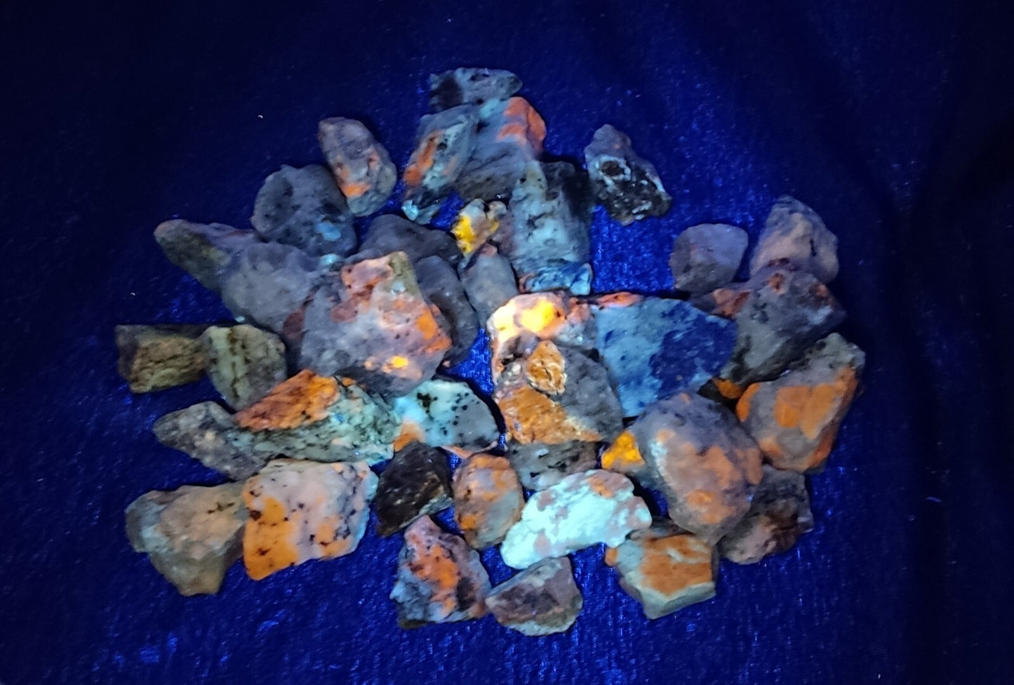 1000 grams Fluorescent rough lazurite/hayune/sodalite