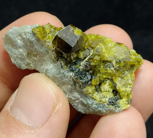 Green color epidotes on matrix 22 grams