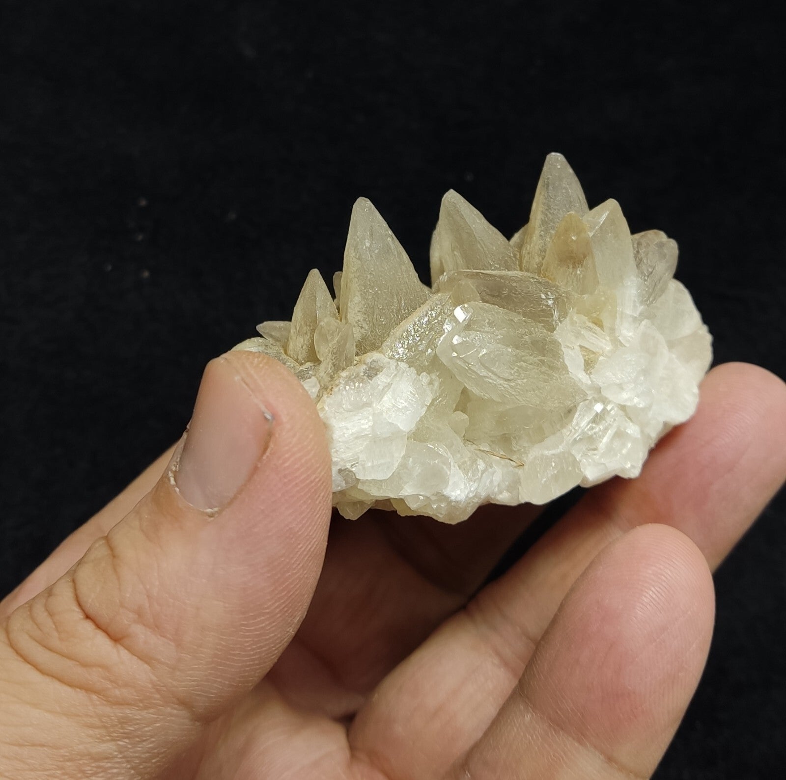 An amazing specimen of calcite 88 grams