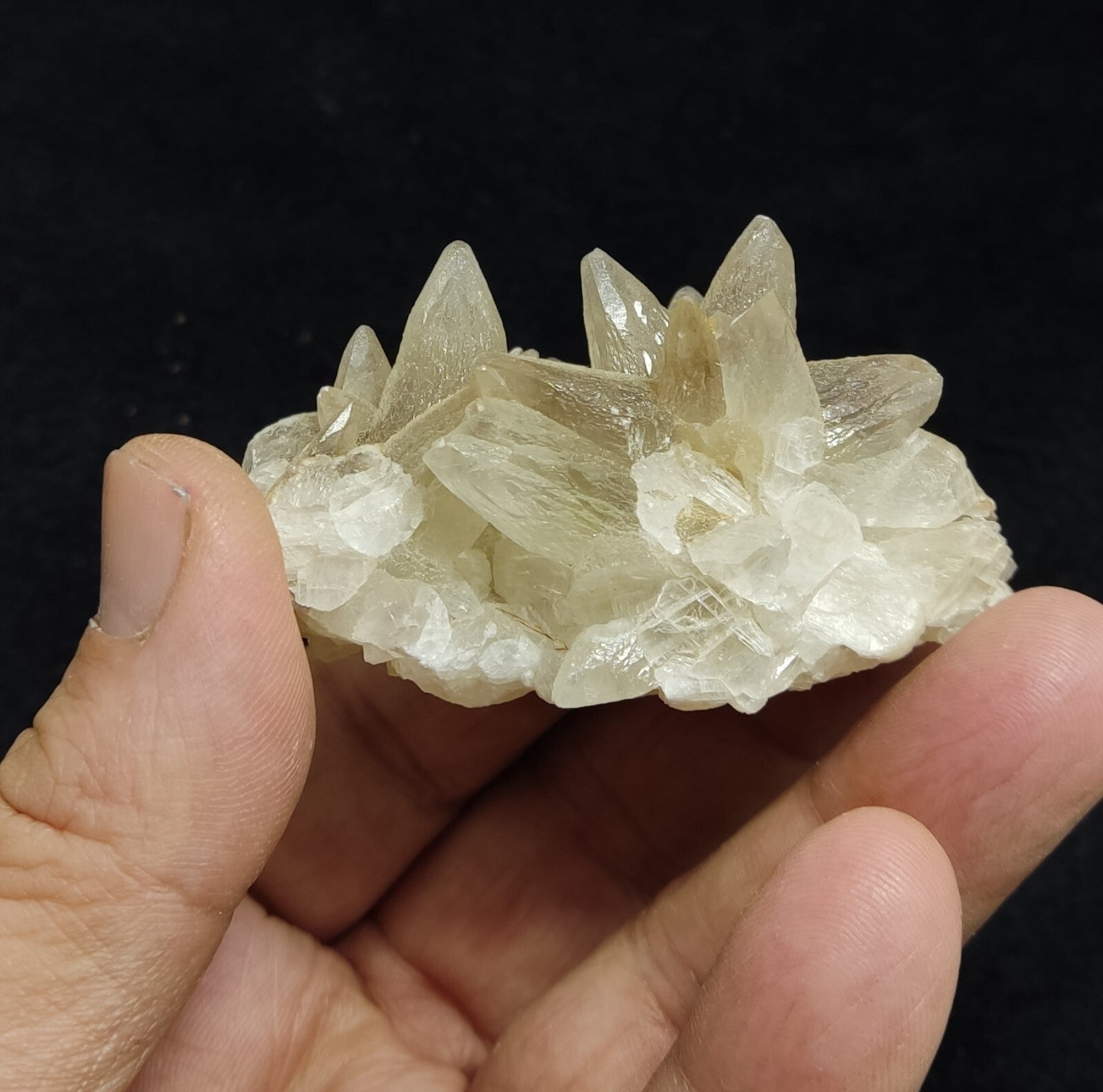 An amazing specimen of calcite 88 grams
