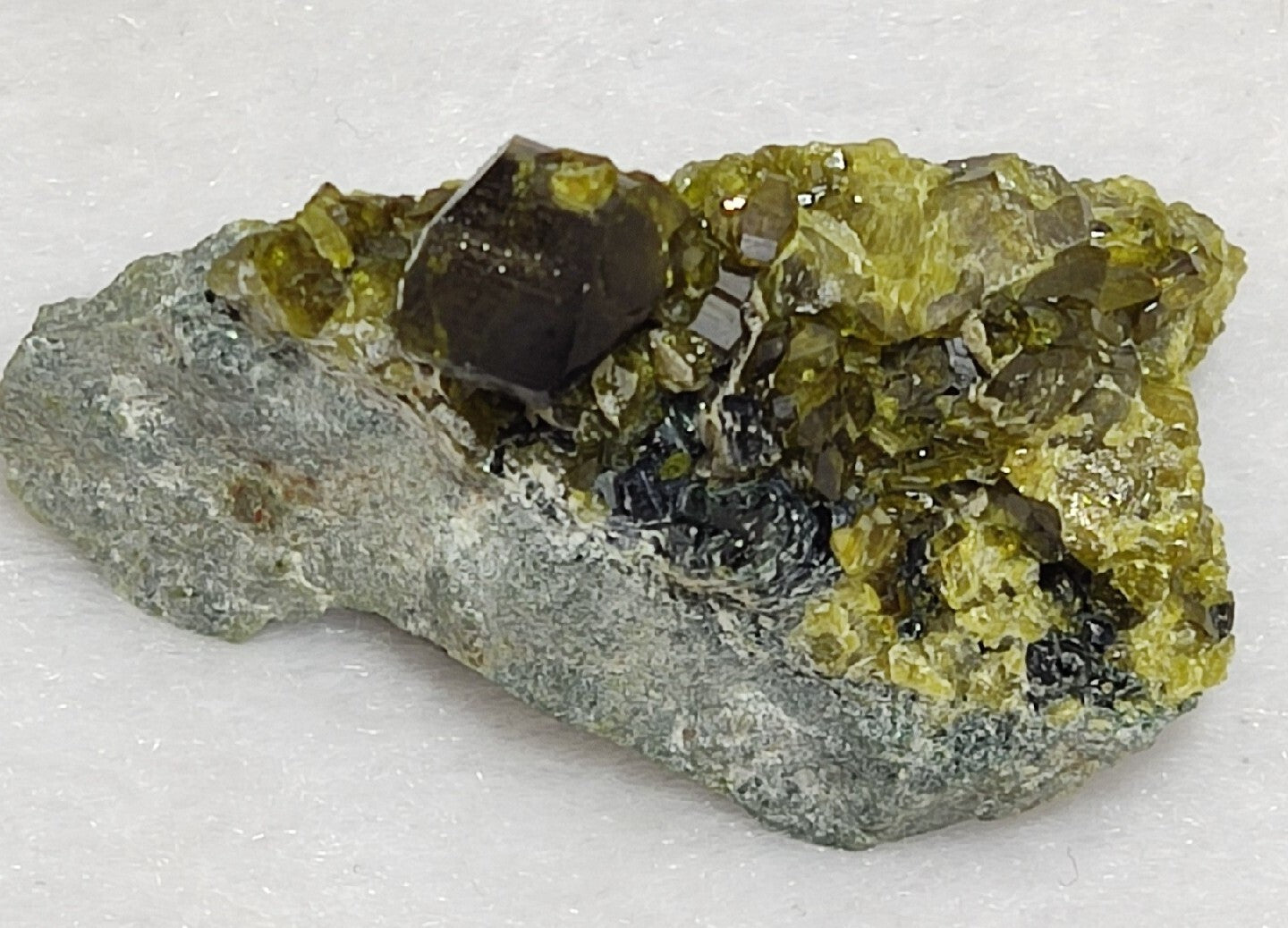 Green color epidotes on matrix 22 grams