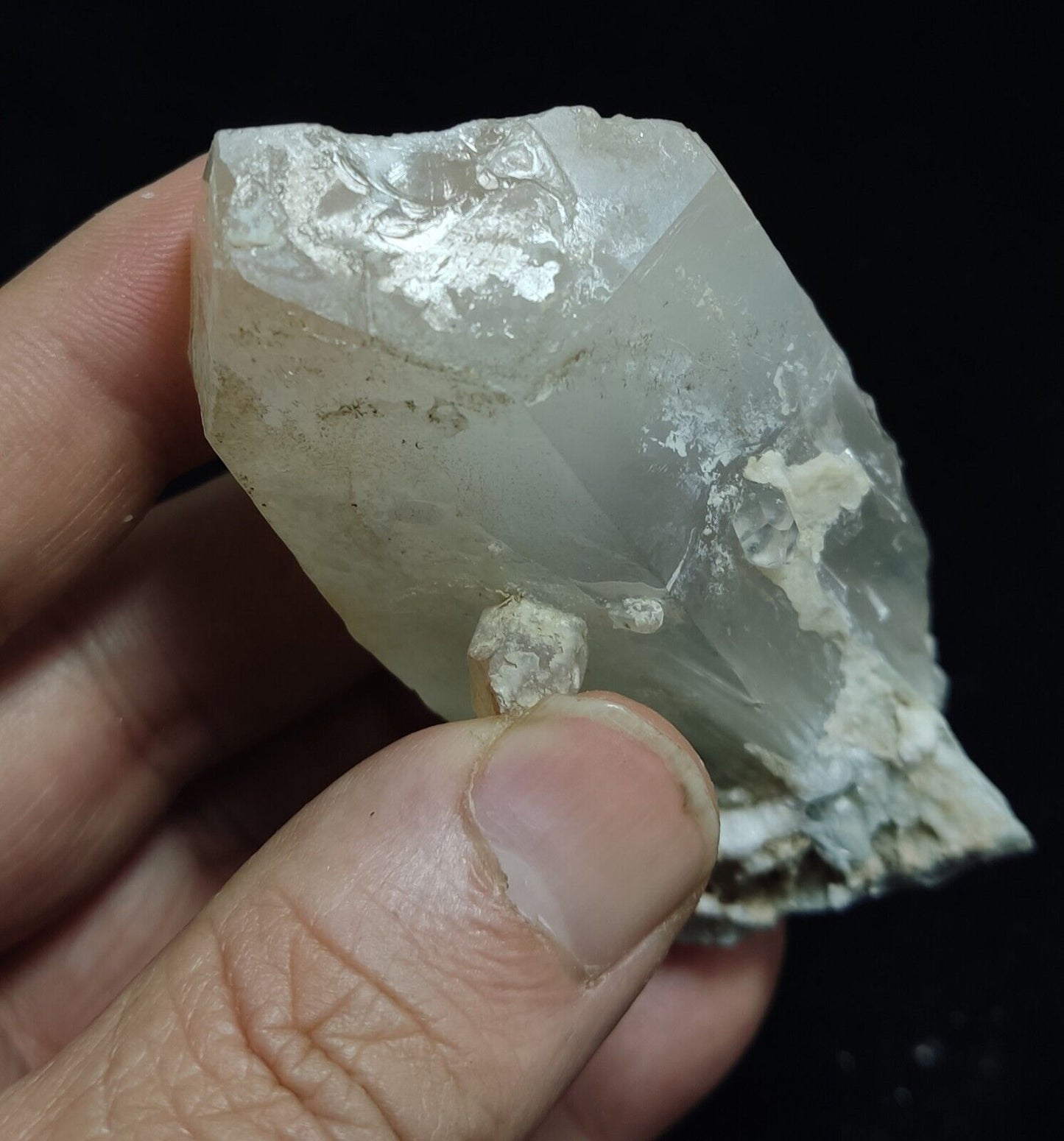140 grams natural quartz crystal with amphibole inclusions