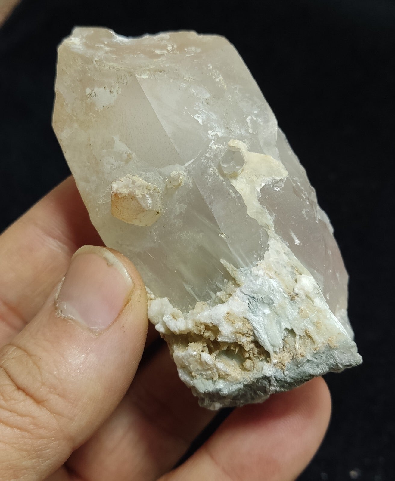 140 grams natural quartz crystal with amphibole inclusions