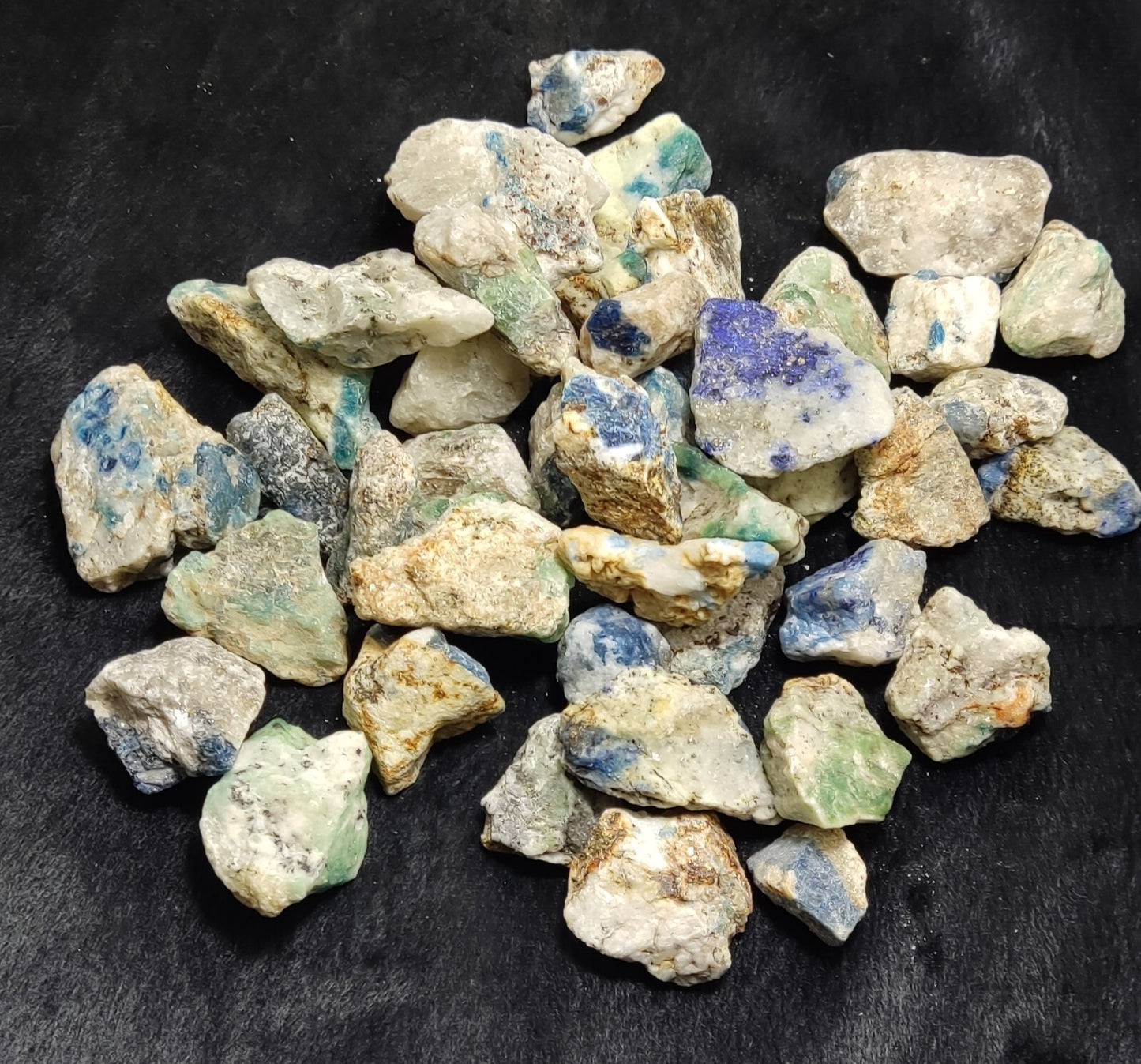 1000 grams Fluorescent rough lazurite/hayune/sodalite