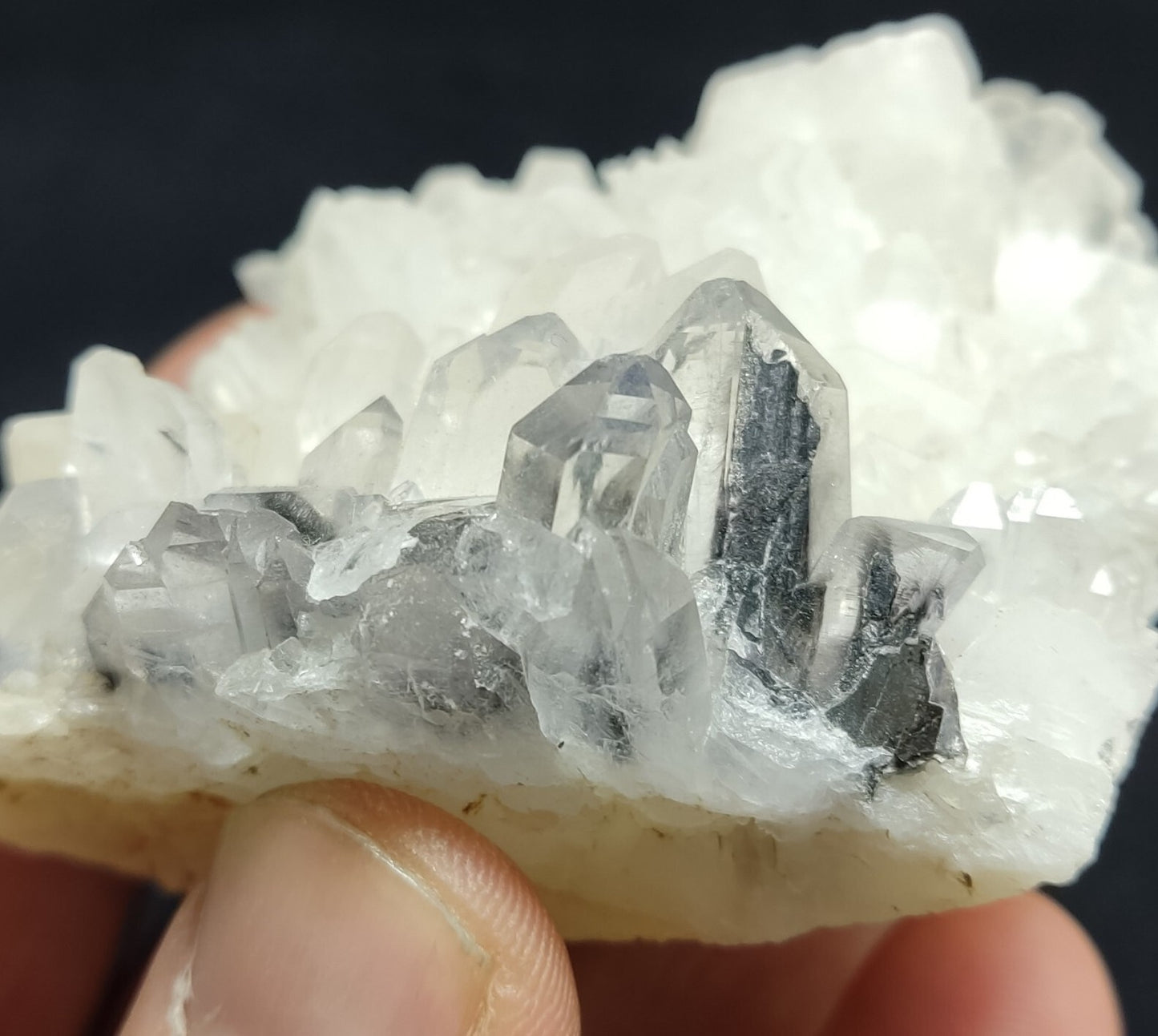 A very Aesthetic Natural terminated brookite Quartz cluster 161 grams