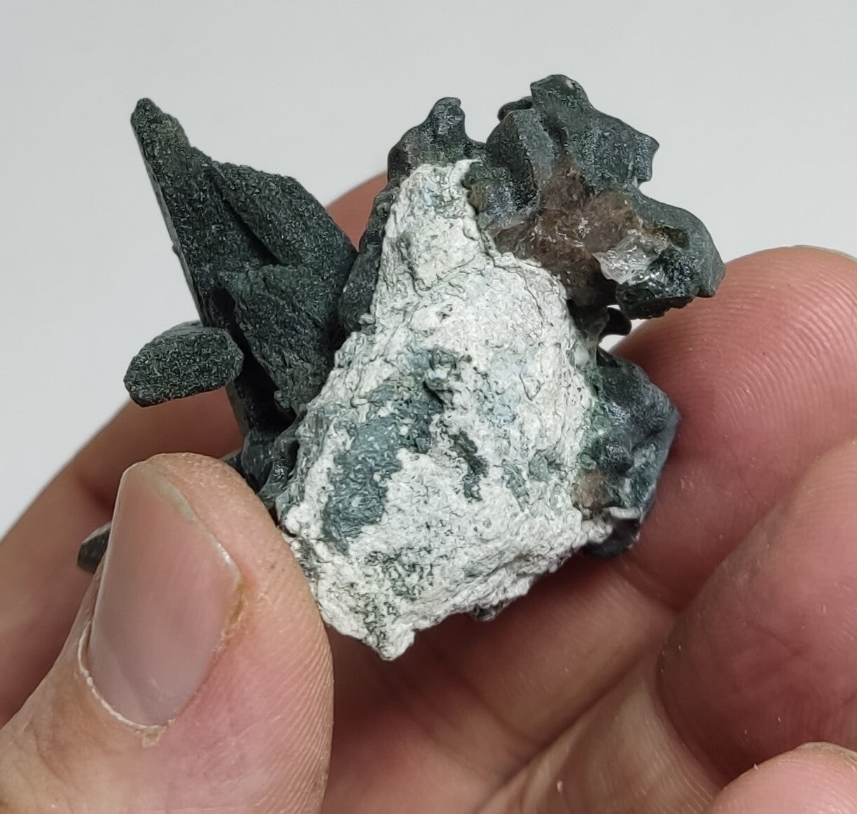 A very Aesthetic Natural beautifully terminated Chlorite Quartz cluster 60 grams