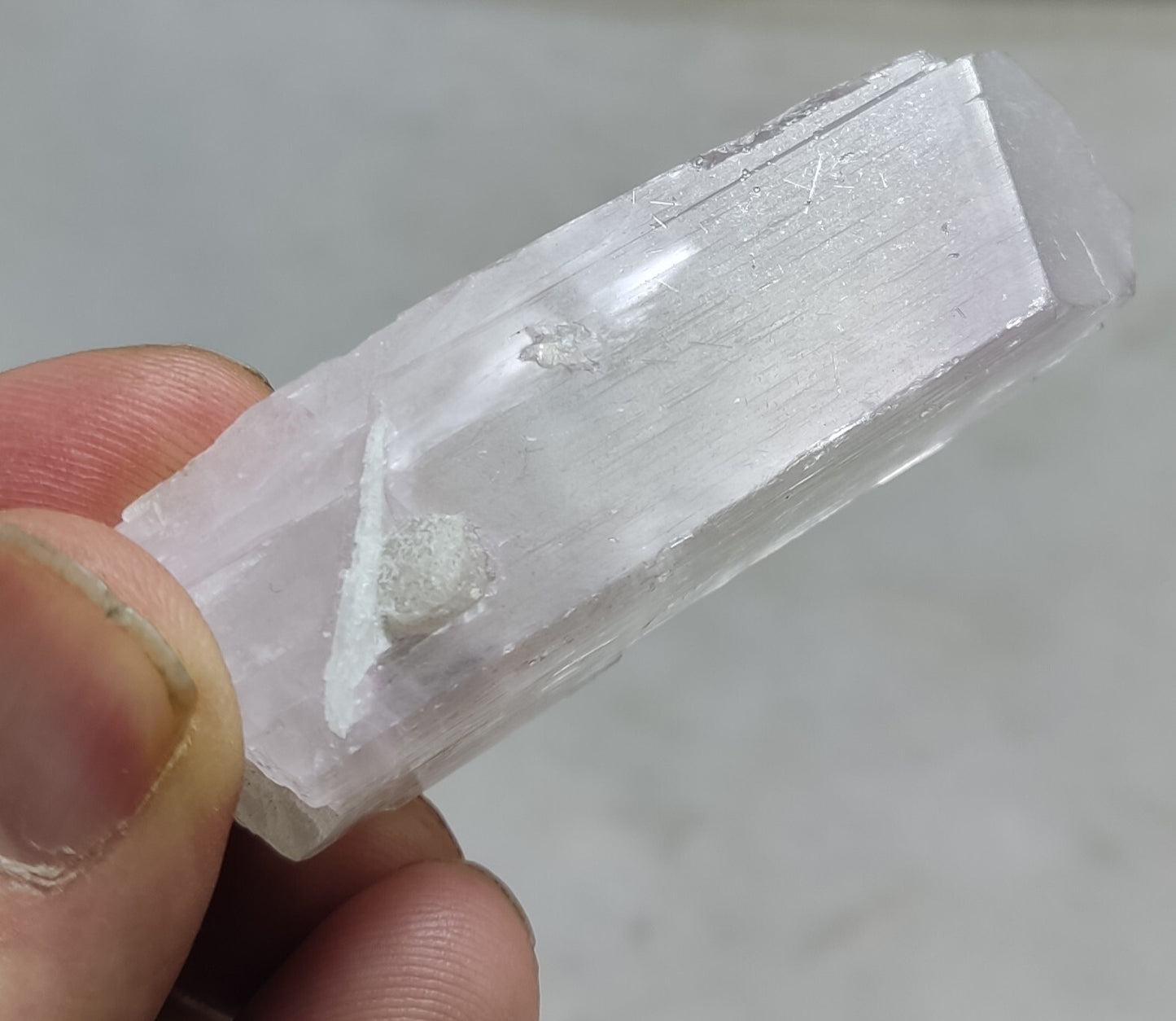 A very Aesthetic Natural spodumene kunzite triphane crystal 39 grams
