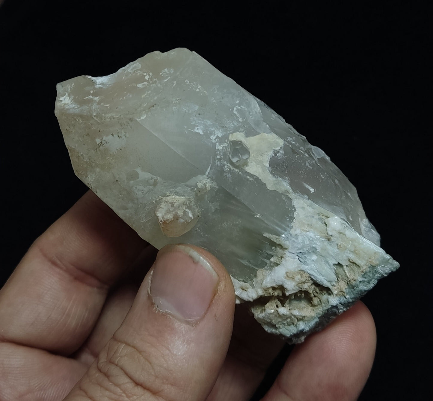 140 grams natural quartz crystal with amphibole inclusions