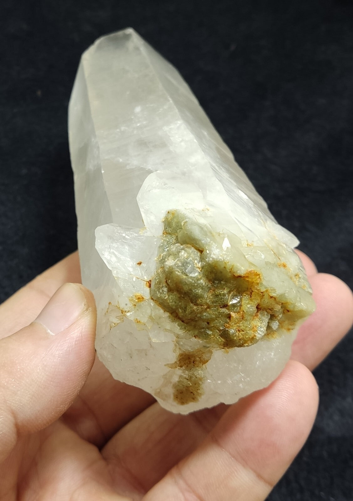 An Aesthetic terminated specimen of Quartz crystal 463 grams