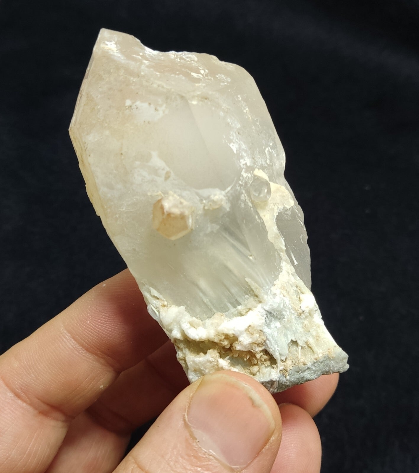 140 grams natural quartz crystal with amphibole inclusions